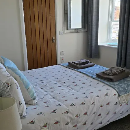 Lot 1 The Old Auction * 惠特比