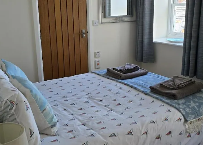 Lot 1 The Old Auction * ウィットビー